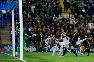 0-1.  El defensa uruguayo del FC Barcelona, Ronald Araujo, remata de cabeza para conseguir el primer gol.