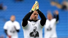 Leicester pay tribute to Vichai Srivaddhanaprabha ahead of Cardiff match