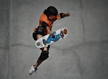 Misugu Okamoto en la final de skate. 