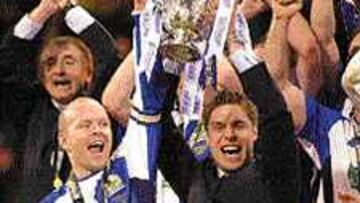 <B>CAMPEÓN.</b> Berg, eufórico, levanta la Copa de la victoria.