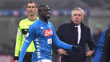 FILE PHOTO: Serie A - Inter Milan v Napoli - San Siro, Milan, Italy - December 26, 2018   Napoli&#039;s Kalidou Koulibaly with Napoli coach Carlo Ancelotti after being sent off. REUTERS/Alberto Lingria/File Photo