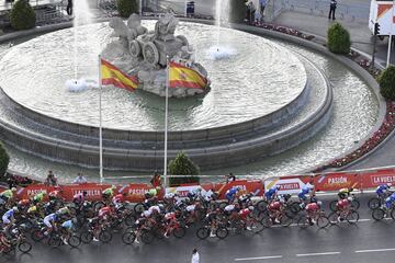 El pelot¨®n pasando por la Plaza de Cibeles.
