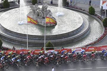 El pelotón pasando por la Plaza de Cibeles.  