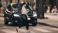 Si eres de los que da las gracias a un coche cuando cruzas, la psicología dice que tienes estos rasgos comunes