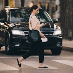 Si eres de los que da las gracias a un coche cuando cruzas, la psicología dice que tienes estos rasgos comunes