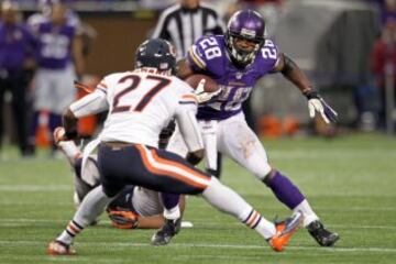 En el mismo Madden 25, el jugador que protagoniaba las portadas de las versiones para las consolas de 迆ltima generaci車n era Adrian Peterson. Peterson, que era el MVP, sufri車 lesiones durante esa temporada y se perdi車 varios partidos. Pero el aut谷ntico calvario llegar赤a el a?o siguiente, cuando se le acus車 de maltrato infantil por dar una azotaina a su hijo ayudandose de una rama, lo que hizo que el running back de los Vikings solo disputase el partido inaugural.