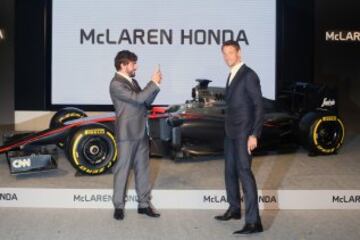 Los miembros de McLaren Honda dieron una rueda de prensa en Tokio. Fernando Alonso y Button expresaron su entusiasmo ante el reto de la primera carrera del año.
