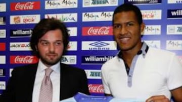 <b>GOLEADOR. </b>Abdullah Ghubn y Rondón durante la presentación del delantero venezolano.