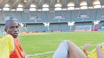 <b>¿MISERIA? </b>Carlos Alberto, a la izquierda, habló sobre la falsificación en su edad. Esto podría dar el título juvenil de 2003 a España.