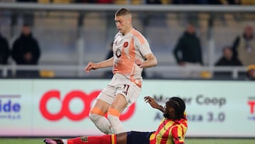 LECCE (Italy), 29/03/2025.- Lecce's Kialonda Gaspar (R) and AS Roma's Artem Dovbyk in action during the Italian Serie A soccer match between US Lecce and AS Roma, in Lecce, Italy, 29 March 2025. (Italia) EFE/EPA/ABBONDANZA SCURO LEZZI