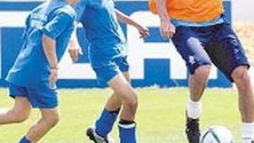 <b>RELAX</b>. Van Nistelrooy, jugueteando ayer con unos niños.