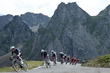 El ciclista dan¨¦s, Jonas Vingegaard del equipo Team Visma-Lease a Bike, en el descenso del Col du Tourmalet junto con el pelot¨®n de ciclistas.