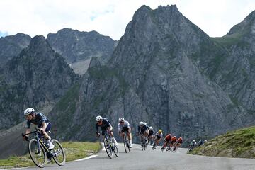 El ciclista danés, Jonas Vingegaard del equipo Team Visma-Lease a Bike, en el descenso del Col du Tourmalet junto con el pelotón de ciclistas.