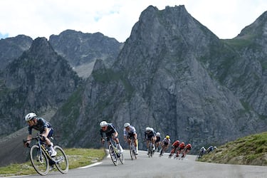 El ciclista danés, Jonas Vingegaard del equipo Team Visma-Lease a Bike, en el descenso del Col du Tourmalet junto con el pelotón de ciclistas.
