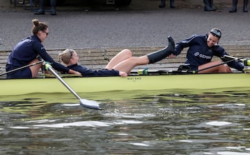 Tres componentes del equipo femenino de remo de la Universidad de Oxford ríen cuando una de las remeras intenta descalzar a su compañera dentro de la embarcación en el río Támesis, con la dificultad que ello supone. Oxford ultima sus entrenamientos antes de la tradicional regata contra Cambridge, que tendrá lugar el sábado.