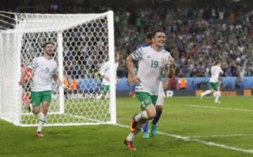 Robbie Brady celebra el 0-1.