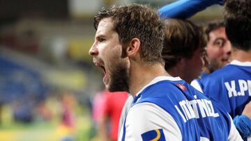 Los jugadores de la Real Sociedad celebran el gol de Xabi Prieto, primero del equipo frente a la UD Las Palmas, durante el partido de la vig&eacute;simo cuarta jornada de Liga en Primera Divisi&oacute;n que se juega esta noche en el estadio de Gran Canaria. 