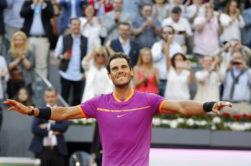 El único español que se cuela entre los diez primeros del ranking no juega al fútbol. El tenista Rafa Nadal no tiene comparación con ningún otro deportista en España. Lleva nueve títulos de Roland Garros y en estos momentos se encuentra luchando por el décimo. Ha acumulado más de 80 millones de dólares en premios jugando al tenis.
Ingresos: 32 millones de dólares. Seguidores en Instagram: 2,6 millones.
Seguidores en Facebook: 12,2 millones. Seguidores en Twitter: 12 millones.
