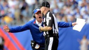 Tom Coughlin, sorprendentemente enfadado.