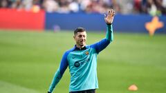 Robert Lewandowski saluda durante un entrenamiento.