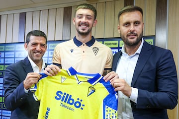 Juanjo Lorenzo junto a Borja Kovacevic y Juan Cala en la presentación del serbio como nuevo jugador del Cádiz CF.