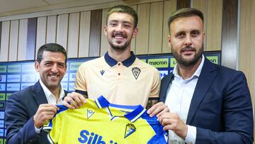 Juanjo Lorenzo junto a Borja Kovacevic y Juan Cala en la presentación del serbio como nuevo jugador del Cádiz CF.