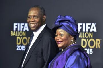 Issa Hayatou, presidente interino de la FIFA, y su esposa Marie-Claire.