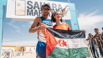 El italiano Giorgio Calcaterra y la espa&ntilde;ola Elena Frechilla posan como campeones del Sahara Marathon.