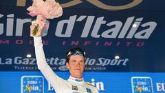 Bob Jungels recoge el maillot blanco del Giro de Italia como mejor joven de la clasificaci&oacute;n. 