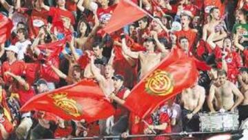 <b>ANIMADOS. </b>Los seguidores, apoyando a su equipo durante un partido de la pasada campaña.