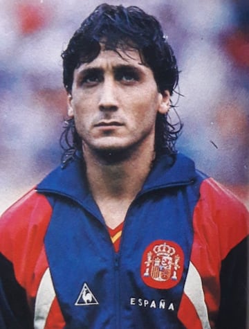Carlos Muñoz posa con el chándal de la Selección.