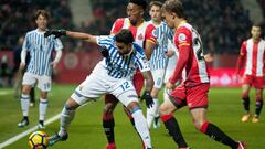 GRAF987. GIRONA, 17/11/2017.- El delantero brasile&ntilde;o de la Real Sociedad Willian Jos&eacute; (i) juega un bal&oacute;n ante Marc Muniesa, del Girona, durante el partido de Liga en Primera Divisi&oacute;n que est&aacute;n disputando esta noche en el estadio municipal de Montilivi. EFE/Robin Townsend