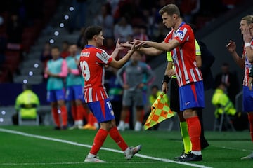  Sørloth releva a Julián Alvarez durante un partido.