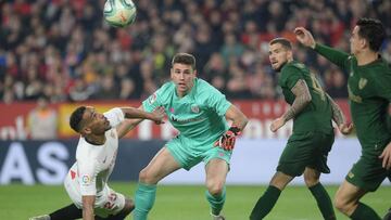 Unai Sim&oacute;n ante el Sevilla.