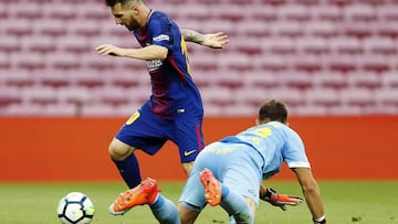 GRA355. BARCELONA, 01/10/2017.- El delantero argentino del Barcelona Leo Messi (i) disputa un bal&oacute;n con el portero de Las Palmas Leandro Chichizola (d) durante el partido correspondiente a la s&eacute;ptima jornada de LaLiga Santander, disputado hoy en el Camp Nou a puerta cerrada. EFE/Alejandro Garc&iacute;a