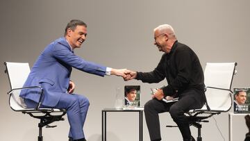 El presidente del Gobierno, Pedro Sánchez (i) y el presentador de televisión, Jorge Javier Vázquez (d), durante la presentación del libro ‘Tierra firme’, en el Círculo de Bellas Artes, a 11 de diciembre de 2023, en Madrid (España). El libro ‘Tierra firme’, editado por Península, repasa las vivencias de Sánchez al frente del Ejecutivo durante la última legislatura. A la presentación del libro, que salió a la venta el pasado 4 de diciembre, han asistido varios ministros del Gobierno. La presentación es un día antes del debate de la Ley de Amnistía en el Congreso de los Diputados.
11 DICIEMBRE 2023;TIERRA FIRME;SANCHEZ;LIBRO;EJECUTIVO;GOBIERNO
Eduardo Parra / Europa Press
11/12/2023