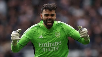 David Raya, jugador del Arsenal, celebra una victoria.