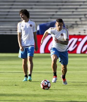 En imágenes: James entrena con normalidad en el Rose Bowl