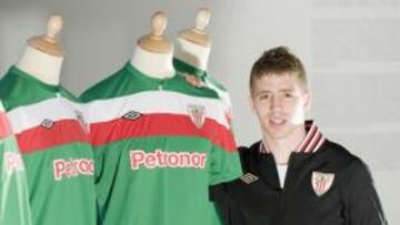 <b>NOVEDAD. </b>Muniain posa con la nueva segunda camiseta del Athletic.