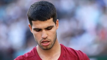 INDIAN WELLS, CALIFORNIA - MARCH 15: Carlos Alcaraz of Spain shows his dejection against Jack Draper of Great Britain in their Semifinal round match during the BNP Paribas Open at Indian Wells Tennis Garden on March 15, 2025 in Indian Wells, California. Clive Brunskill/Getty Images/AFP (Photo by CLIVE BRUNSKILL / GETTY IMAGES NORTH AMERICA / Getty Images via AFP)