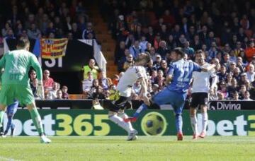 Tras botar el cuero en el área, Juan Rodríguez da una patada a Negredo en su intento de despejar y el colegiado no duda y señala penalti