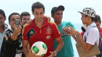 Un aficionado se toma una fotografía junto al jugador de la selección española Alvaro Arbeloa