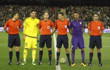 El árbitro Clos Gómez acompaado por sus asistentes Aguilar Rodríguez y Marco Martínez, el cuarto árbitro Muñoz Piedra y los capitanes Adán y Weligton.