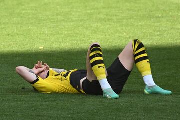 El empate ante el Mainz, unido a la victoria del Bayern en Colonia, dejó al Dortmund sin título ante su afición pese a que dependían de sí mismos.  Los jugadores, desolados al final del encuentro.