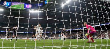 2-1. Rüdiger caza un centro en el segundo palo, centra al área pequeña y el delantero blanco, empuja el balón al fondo de la portería de Manuel Neuer. El juez de línea anula el tanto y el VAR, tras revisar la jugada, rectifica y sube el gol al marcador.