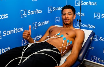 Bellingham acudió al Hospital Universitario Sanitas La Moraleja, donde pasó satisfactoriamente el reconocimiento médico previo a su presentación como nuevo jugador del Real Madrid.