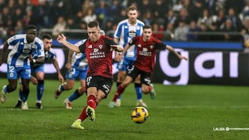 Izeta abrió el marcador ante el Deportivo desde los once metros.