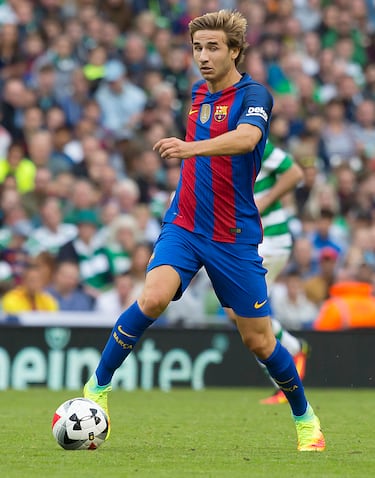 Se formó en  las categorías del fútbol base culé, y con el primer equipo disputó un total de 13 partidos.