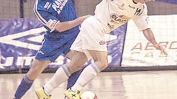 <b>CLÁSICO. </b>Euler, que hoy jugará de pívot, intenta frenar a Wilde.