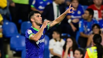 Aleñá celebra el  gol que marcó al Athletic en el Coliseum..